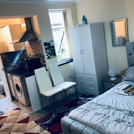 Self-Contained Studio Flat Bathrooms Kitchens Upgrade Locations To City Centre 15 Minutes Walking Distance Nottingham Universities Queen Hospitals City Hospitals Eksteriør bilde